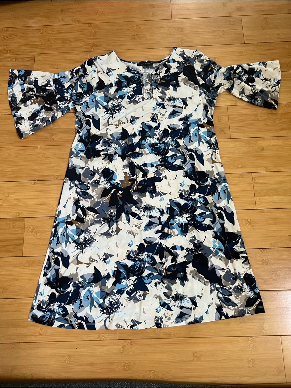 Ellen Weaver Floral Shift Dress Size L Blue Bell Sleeve Silver O-Ring Accent